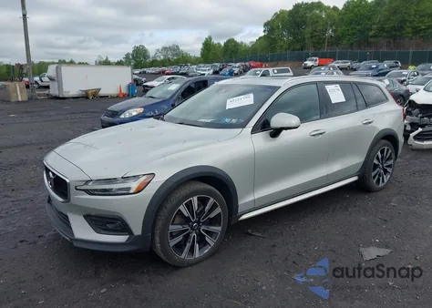 2020 Volvo V60 Cross Country T5 z USA, uszkodzony, nr VIN YV4102WKXL1030210